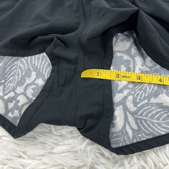 Lululemon Flip Out Boardshort Black / Beachy Floral White Fossil - Picture 3 of 6